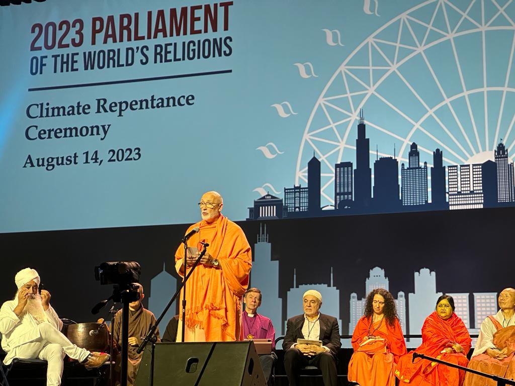 El presidente de Transcendence, Pujya Swami Rameshwarananda Giri Maharaj participa en la ceremonia de arrepentimiento climático en el Parlamento Mundial de las Religiones 2023 (Chicago)