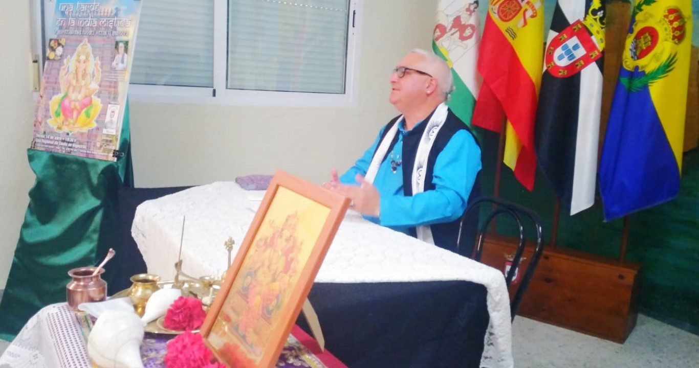 Juan Carlos Ramchandani, miembro del FIIT, lleva la India Mística a la Casa de Ceuta en Algeciras