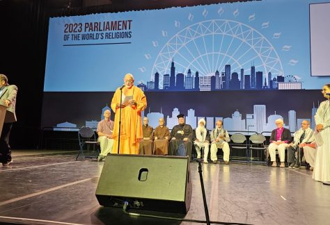 El presidente de Transcendence, Pujya Swami Rameshwarananda Giri Maharaj y miembro del Consejo Mundial de Líderes Religiosos del Elijah, participa en el acto “Friendship Across Faiths” dentro de los actos del Parlamento de las Religiones en Chicago